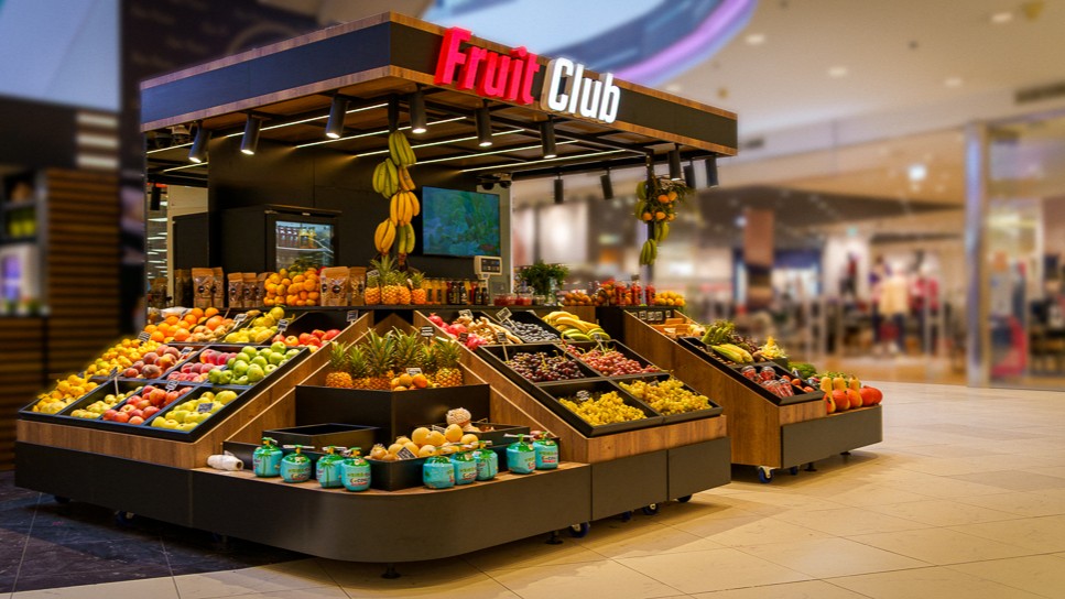 Prodavač u voćarni Fruit Club, City Center one West 